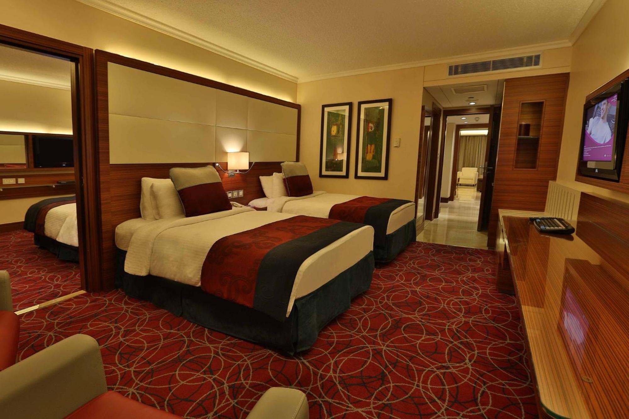 คราวน์ พลาซา อัมมาน Hotel ภายนอก รูปภาพ